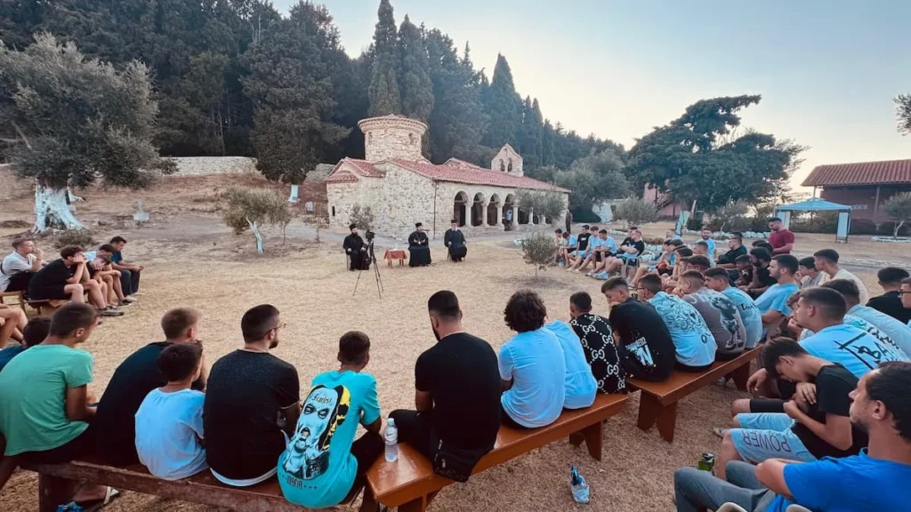 Ο Αρχιεπίσκοπος Ιωάννης κοντά στα παιδιά των εκκλησιαστικών κατασκηνώσεων